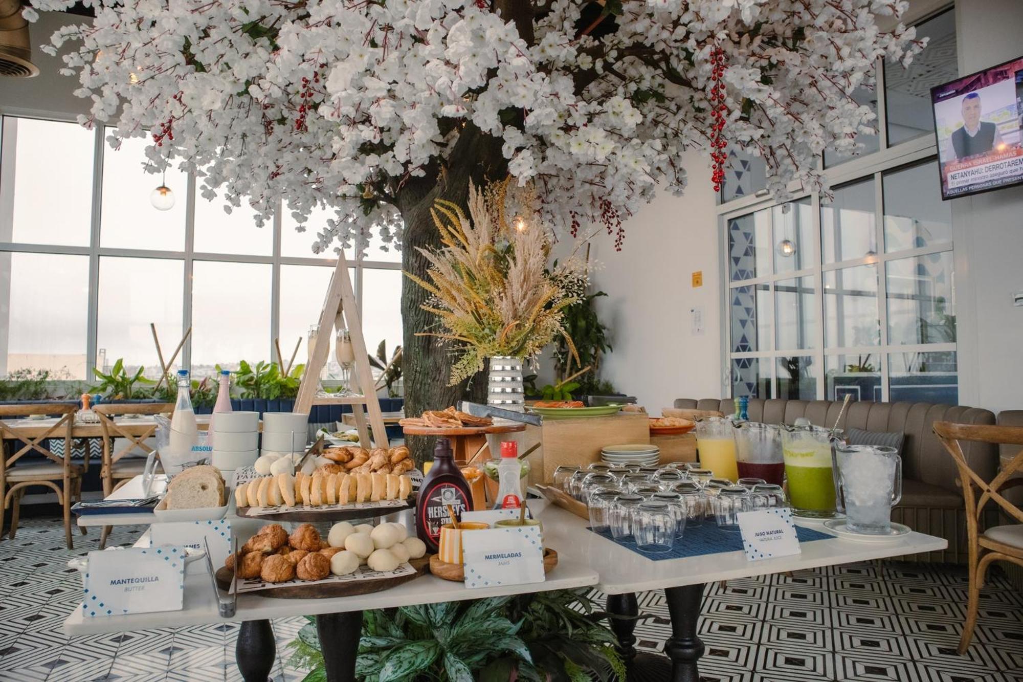 ホテル Faranda Collection Barranquilla, A Member Of Radisson Individuals バランキージャ エクステリア 写真 Sakura Buffet at the 360° Sky Lounge